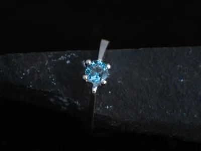 Solitario en Plata Fina con Topacio Azul