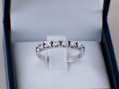 Anillo Medio Cintillo Clásico En Platino Con Diamantes