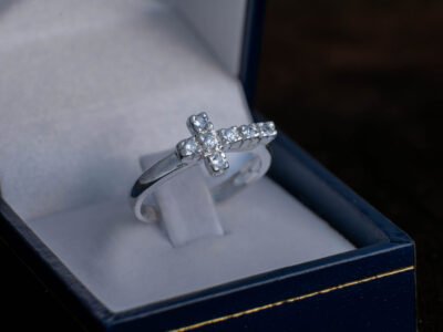 Anillo con Cruz en Plata Fina 950 y Circones