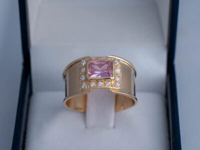 Anillo en Oro 18K con Rosa de Francia al Centro y Brillantes