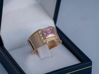 Anillo en Oro 18K con Rosa de Francia al Centro y Brillantes
